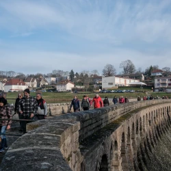 Marcheurs sur un barrage en pierre