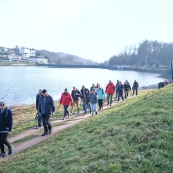 Marcheurs le long d'un étang sous le soleil