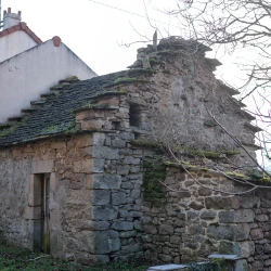 Vieille & petite bâtisse en pierres avec un toit en lauze, adossée à une maison