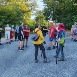 Un groupe de marcheurs en pause sur une place au milieu des bois.